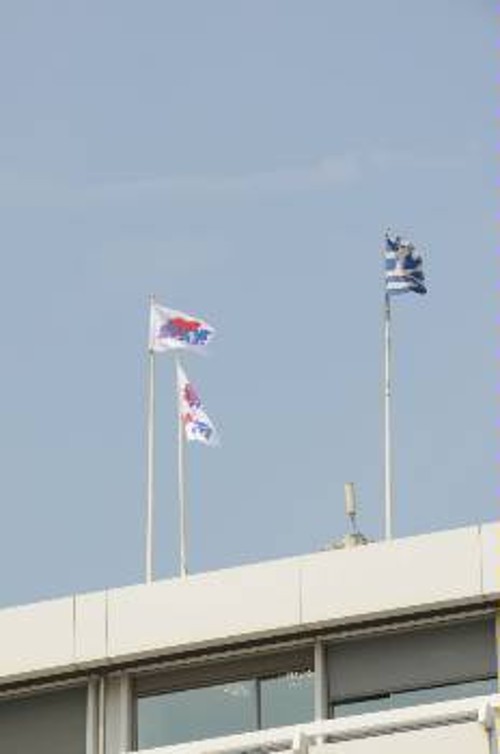 Η σημαία του ΠΑΜΕ δίπλα στην ελληνική έχει αντικαταστήσει τη σημαία της Ευρωπαϊκής Ενωσης