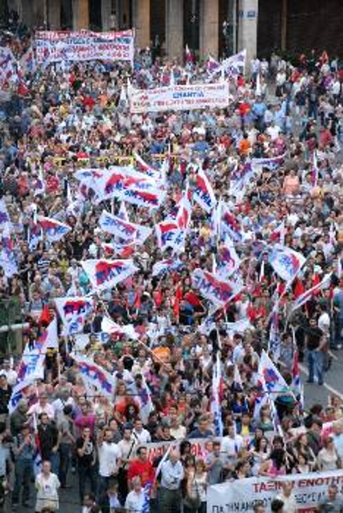 Από το συλλαλητήριο του ΠΑΜΕ την περασμένη Παρασκευή, καθώς η πορεία φτάνει στο Σύνταγμα