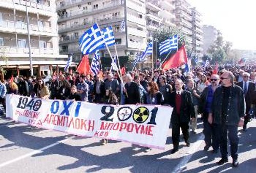 Αντιπολεμική παρέμβαση του ΚΚΕ, στα πλαίσια της παρέλασης της 28ης Οκτωβρίου στη Θεσσαλονίκη το 2001