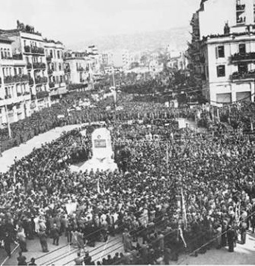 30 Οκτώβρη 1944. Μέρος από την παλλαϊκή συγκέντρωση της Θεσσαλονίκης για την απελευθέρωση της πόλης από τον ΕΛΑΣ