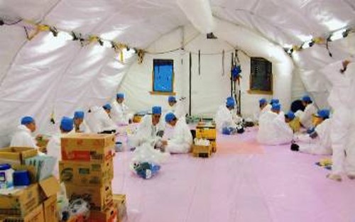 Με πλαστικά σκουφάκια και «ειδικές» στολές οι εργαζόμενοι στην TEPCO προσπαθούν να πάρουν μία ανάσα από τα «καμίνια» των πυρηνικών σταθμών...