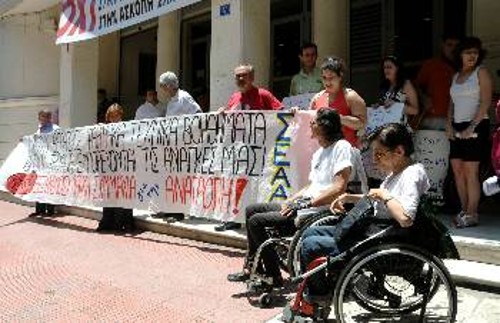 «Σάλιο δεν υπάρχει για Πρόνοια - Υγεία, θάλασσες ευρώ στην πλουτοκρατία» διαδήλωσαν οι ανάπηροι και εργαζόμενοι έξω απ' το υπουργείο Υγείας