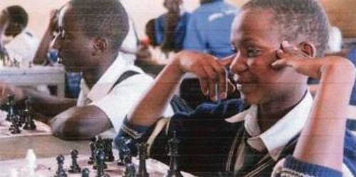 Η 15χρονη σκακίστρια από την Ουγκάντα Φιόνα Μουτέσι (δεξιά)