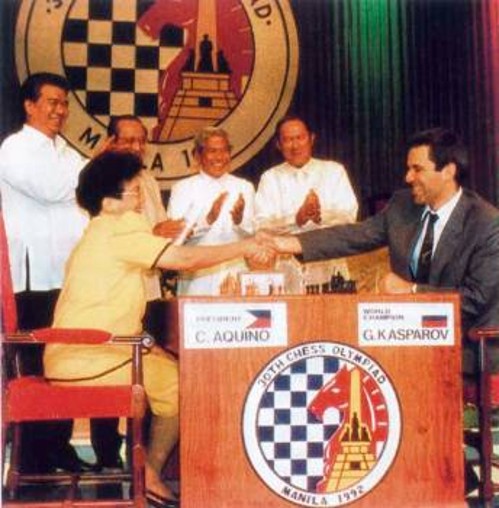 Μανίλα 1992: Ο Κασπάροβ με τον Φλ. Καμπομάνες και την τότε Πρόεδρο των Φιλιππίνων, Κορασόν Ακίνο