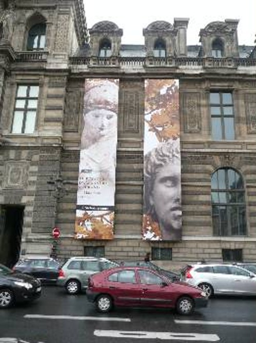 Διαφήμιση στο Παρίσι για την επερχόμενη έκθεση στο Λούβρο με πάνω από 600 αρχαιότητες από ελληνικά μουσεία