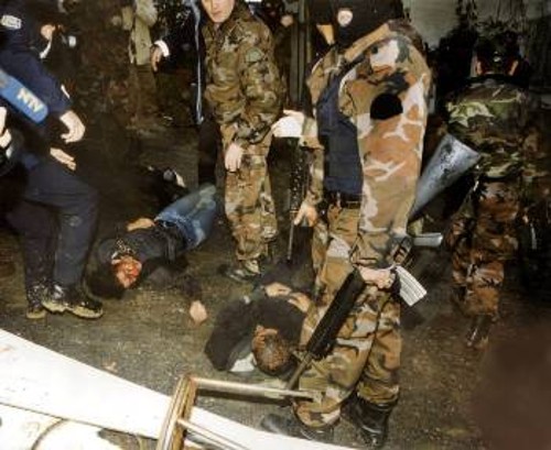 Αστυνομικοί καθηλώνουν απεργούς πείνας στο έδαφος. Η αιματηρή χτεσινή επιχείρηση είχε σκοπό τον τερματισμό της διαμαρτυρίας για τα Λευκά Κελιά