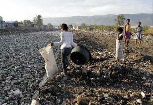 Aναζητώντας τροφή και όρους επιβίωσης στο σκουπιδότοπο του Σιτέ Σολέιγ