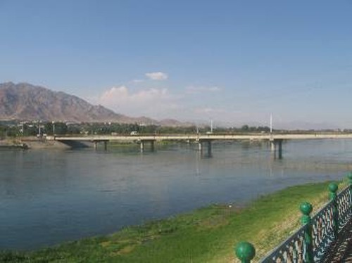 Ο ποταμός Σιρ Ντάρια στο Τατζικιστάν, που διασχίζει και άλλες χώρες, είναι το «μήλον της Εριδος» μετά την παλινόρθωση του καπιταλισμού στις πρώην Σοβιετικές Δημοκρατίες