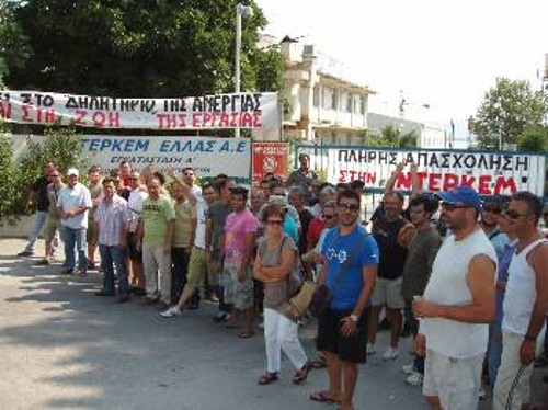 Στιγμιότυπο από την απεργία στην «ΙΝΤΕΡΚΕΜ»