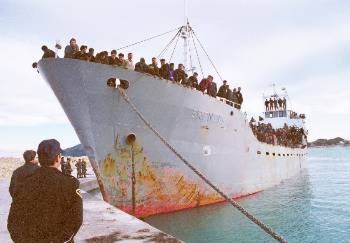 Το πλοίο ΜΠΡΕΝΛΕΡ στο λιμάνι της Ζακύνθου. Οι τελευταίοι «τυχεροί», που πάτησαν έστω και για λίγο το πόδι τους στη γη του ονείρου για μια καλύτερη ζωή