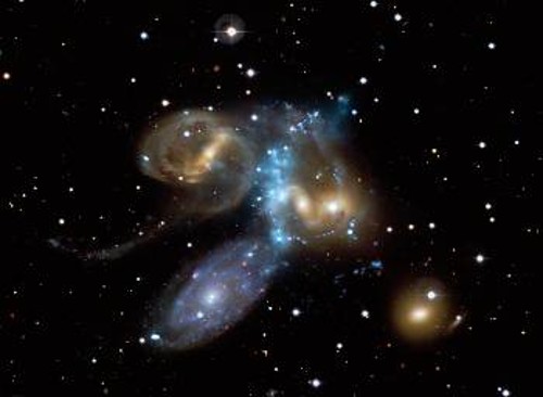 Το κουϊντέτο του Στεφάνου, μια ομάδα τεσσάρων γαλαξιών, μέσα από την οποία περνάει ένας πέμπτος γαλαξίας (στο κέντρο με γαλάζιο χρώμα)