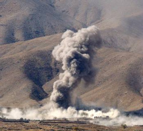 Καπνοί βγαίνουν από τους αμερικανικούς βομβαρδισμούς σε ένα αφγανικό χωριό