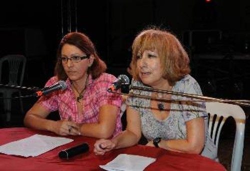 Δεξιά η Ελένη Μπέλλου, μέλος του ΠΓ της ΚΕ του ΚΚΕ