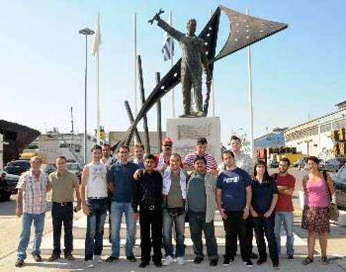 Στο μνημείο που έχει στηθεί στη Ζώνη για «τους εργάτες του κόσμου που αγωνίστηκαν ενάντια στο κεφάλαιο και τις κυβερνήσεις του»