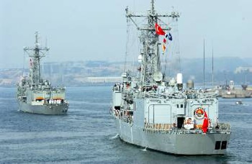 Σύμφωνα με την τουρκική κυβέρνηση, πολεμικά πλοία θα συνοδεύουν τα ερευνητικά στην υποτιθέμενη ΑΟΖ του ψευδοκράτους