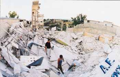Στο σεισμό της Αθήνας αποδείχτηκε ότι 1 στα 10 κτίρια με ζημιές και 1 στα 2 σχεδόν από αυτά που κρίθηκαν κατεδαφιστέα ήταν επαγγελματικές στέγες (φωτογραφία από τη ΡΙΚΟΜΕΞ)
