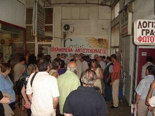 Στιγμιότυπο από πρόσφατη κινητοποίηση της Λαϊκής Επιτροπής Ευόσμου - Κορδελιού στην εφορία Αμπελοκήπων Θεσσαλονίκης