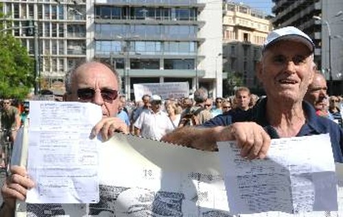 Με τα χαρατσόχαρτα στο χέρι έφτασαν οι συνταξιούχοι στο υπουργείο Οικονομίας