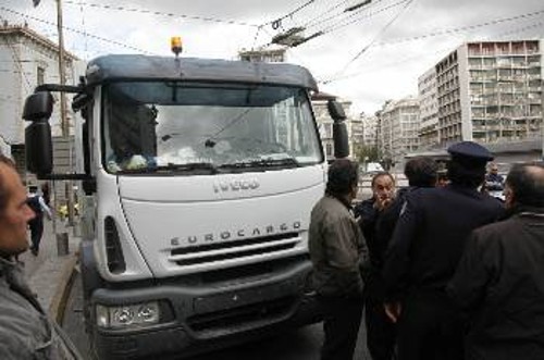 Ιδιωτικό συνεργείο επιχειρεί να μαζέψει σκουπίδια από τους δρόμους της Αθήνας