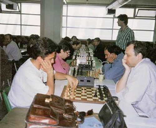 Ο ισχυρός GM και μέλος της εθνικής ανδρών, Γιάννης Νικολαΐδης (αριστερά). Δίπλα του οι συμπαίκτες του τότε στον Σο Περιστερίου, ο GM Βασίλης Κοτρωνιάς και ο ΟΜ Λάκης Παππάς
