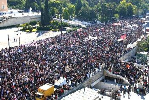 Απεργιακές συγκεντρώσεις του ΠΑΜΕ στις 19 και 20 Οκτώβρη 2011. Τη δεύτερη μέρα δέχτηκαν δολοφονική επίθεση από προβοκάτορες κρατικών και παρακρατικών μηχανισμών