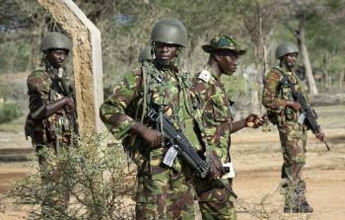 Περιπολία στρατιωτών της Κένυας στη μεθόριο με τη Σομαλία...
