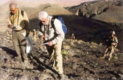 Γεωλόγοι ερευνούν ορεινή περιοχή στο νότιο Αφγανιστάν, υπό την προστασία Αμερικανών πεζοναυτών
