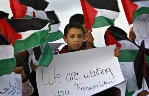Μικρά παιδιά στη Γάζα διαδηλώνουν ενάντια στο βάρβαρο ισραηλινό αποκλεισμό