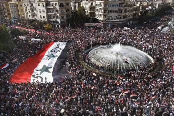 Η αντιπαράθεση στη Συρία οξύνεται. Πάντως, χιλιάδες λαού διαδηλώνουν ενάντια σε οποιαδήποτε ξένη επέμβαση