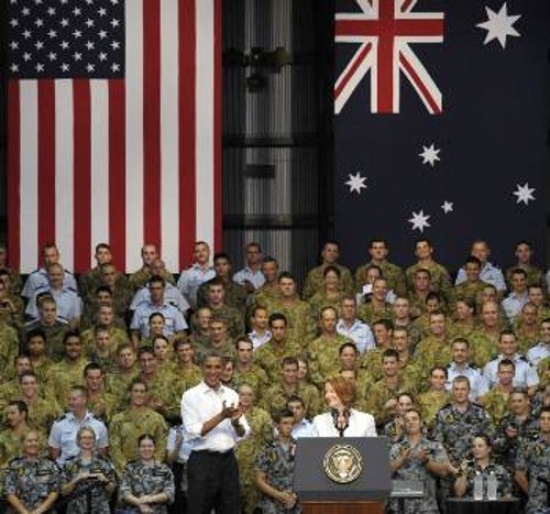 Η πρωθυπουργός της Αυστραλίας Τζ. Γκίλαρντ με τον Πρόεδρο Ομπάμα και τα αμερικανικά στρατεύματα στη βάση του Ντάρβιν