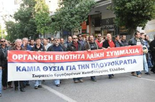 Την αγωνιστική επιλογή των χαλυβουργών καλούνται να ακολουθήσουν οι εργάτες όλης της Αττικής (φωτ. από πορεία των απεργών του Ασπροπύργου)