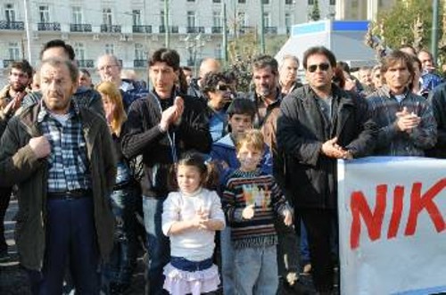 Οι εργάτες διαδήλωσαν χτες στο κέντρο της Αθήνας με τις οικογένειές τους