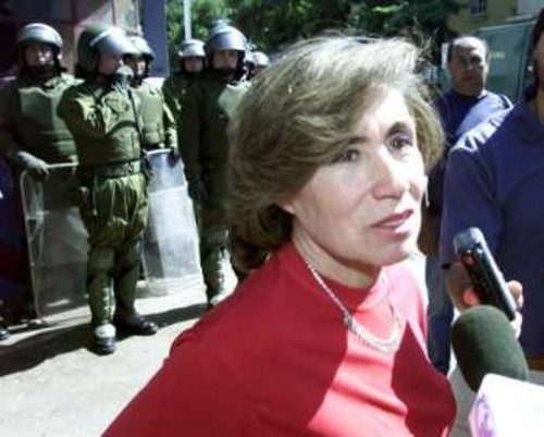 Η Γκλάντις Μαρίν μιλά στου δημοσιογράφους το Νοέμβρη του 2001 όταν η αστυνομία είχε εισβάλει στα γραφεία του ΚΚ Χιλής