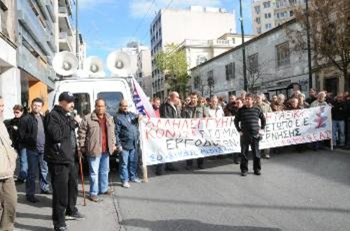 Χτες το πρωί οι εργάτες του ΛΟΥΚΙΣΑ βρέθηκαν στο υπουργείο Εργασίας εκφράζοντας την αλληλεγγύη τους στους απεργούς της χαλυβουργίας