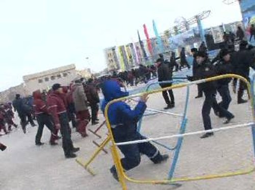 Στιγμιότυπο από την απεργία των εργατών του Καζαχστάν και τις συγκρούσεις με τις δυνάμεις καταστολής, το 2011