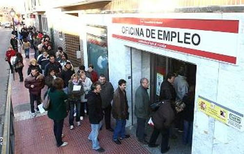 Οι ουρές των ανέργων στην Ισπανία, μια από τις μεγαλύτερες οικονομίες της Ευρωζώνης, μεγαλώνουν μέρα με τη μέρα, χωρίς μνημόνια
