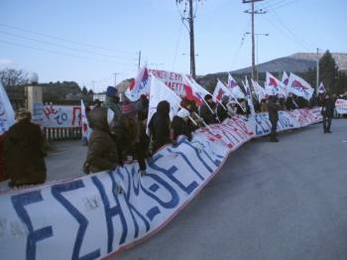 «Ξεσηκωθείτε» λέει το πανό, στην απεργιακή συγκέντρωση που έγινε έξω από τη «Χαλυβουργία», στο Βόλο, στις 12/1/2012