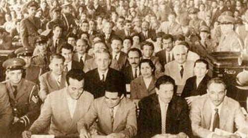 Μάης 1960: η «Μεγάλη Δίκη» στο Στρατοδικείο Αθηνών. Ο Χαρίλαος Φλωράκης στο κέντρο της δεύτερης σειράς με το σκούρο κοστούμι