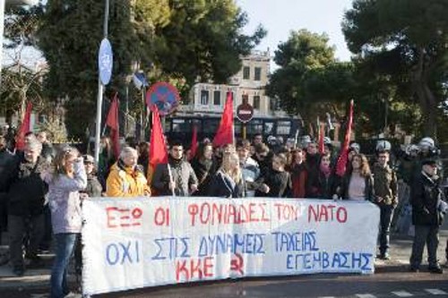 Από την κινητοποίηση που διοργάνωσε στη Θεσσαλονίκη η ΚΟ Κεντρικής Μακεδονίας του ΚΚΕ με αφορμή την ανάληψη από την Ελλάδα της διοίκησης των ΝΑΤΟικών δυνάμεων ταχείας ανάπτυξης