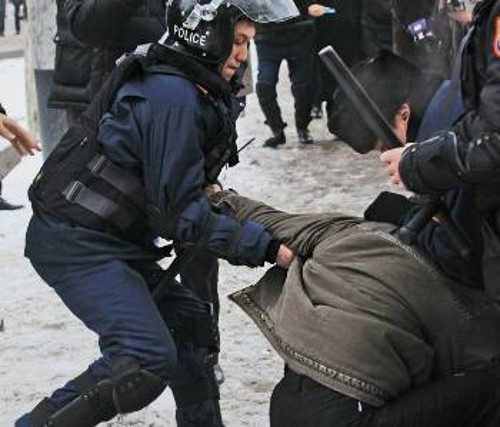 Καζαχστάν. Ζαναοζέν. Δεκέμβρης 2011. Αιματηρή καταστολή απεργιακής κινητοποίησης. 16 εργάτες νεκροί. Εκατοντάδες οι τραυματίες και οι συλληφθέντες. Η πολιτική στήριξης της Ευρασιατικής Οικονομικής Κοινότητας, στην οποία συμμετέχει το Καζαχστάν, μαζί με τη Ρωσία και τη Λευκορωσία, οδηγεί σε απαράδεκτη στάση σπίλωσης του εργατικού αγώνα και επιβράβευσης του αντεργατικού εγκλήματος
