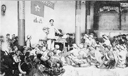 Πίνακας εποχής. Επαναστατική συνέλευση στρατιωτών και εργατών. Στο βήμα ο Μάο Τσετούνγκ