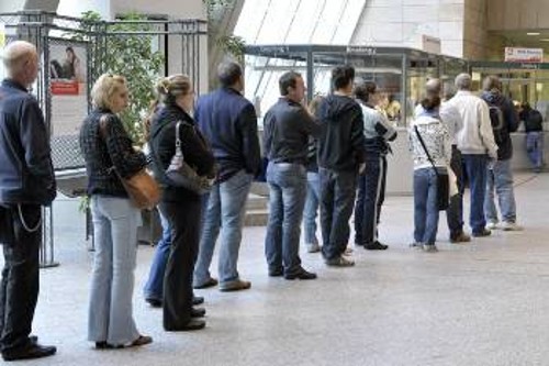 Μπορεί τα επίσημα στοιχεία να κρύβουν την πραγματική ανεργία, ωστόσο οι ουρές των ανέργων αυξάνουν, τις περισσότερες φορές για «μίνι - απασχόληση» με μισθούς πείνας των 400 ευρώ