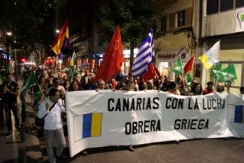 «Τα Κανάρια Νησιά στηρίζουν την πάλη των Ελλήνων εργατών» τονίζει το πανό της διαδήλωσης που έγινε υπέρ των Ελλήνων χαλυβουργών