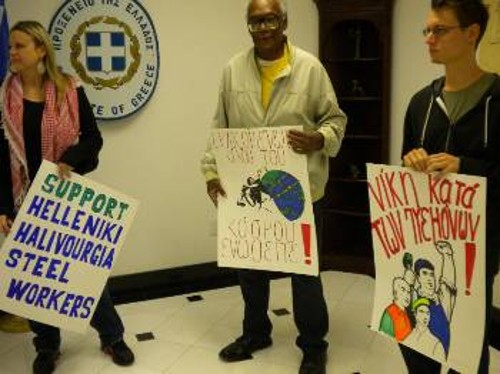 Στιγμιότυπο από παράσταση αλληλεγγύης που οργάνωσαν Αμερικάνοι εργαζόμενοι στο Ελληνικό Προξενείο στο Χιούστον των ΗΠΑ