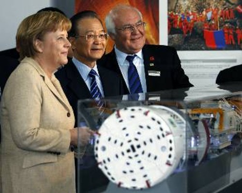 Η Γερμανίδα καγκελάριος και ο Κινέζος πρωθυπουργός με τον ιδιοκτήτη γερμανικού μονοπωλίου που κατασκευάζει τούνελ