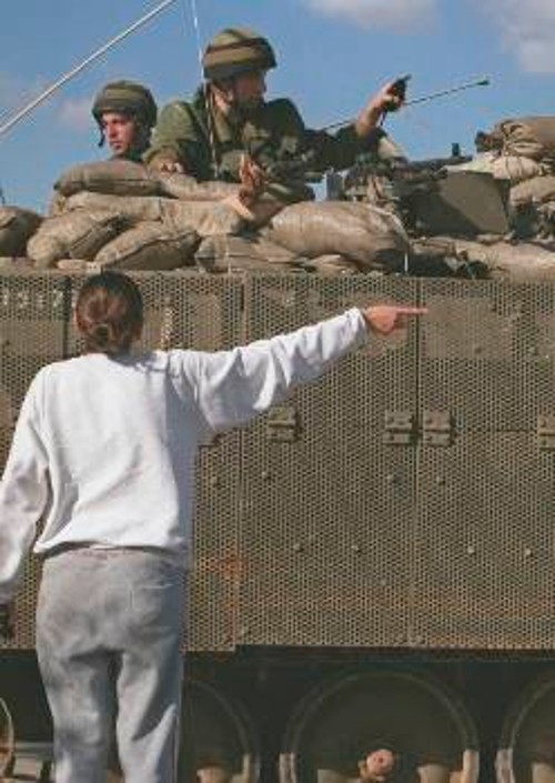 Το τανκ δε «δίνει άδεια» στην Παλαιστίνια να πάει στο σπίτι της