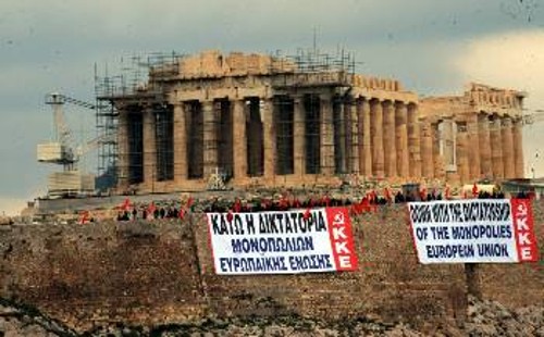 Πανό του Κόμματος στην Ακρόπολη, ενάντια στην ΕΕ των μονοπωλίων, το 2012