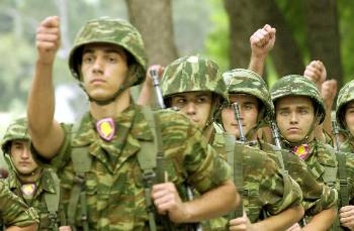 Οι νέοι στρατευμένοι έρχονται αντιμέτωποι στα στρατόπεδα με την ίδια πολιτική που συντρίβει τους γονείς τους και τα δικά τους δικαιώματα
