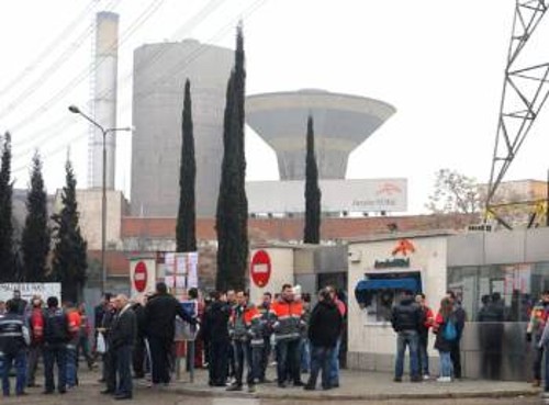 Από παλιότερη διαμαρτυρία των εργαζομένων της πολυεθνικής σε εργοστάσιο της Μαδρίτης, όταν στις αρχές του Φλεβάρη σκοτώθηκε ένας εργάτης από έκρηξη