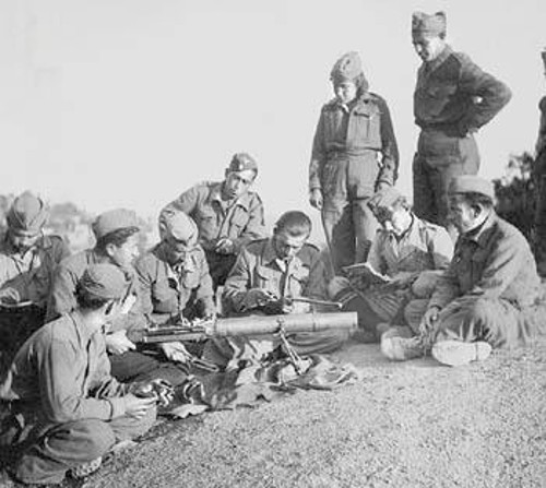1942: ΕΛΑΣίτες κατά τη διάρκεια εκπαίδευσης στο βουνό